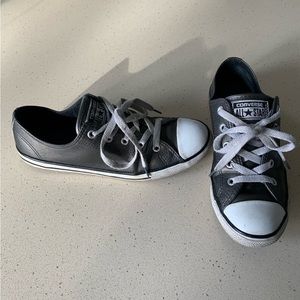 BARELY WORN GREY CONVERSE